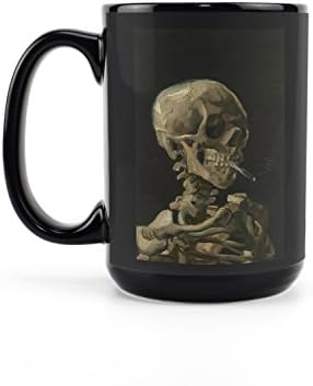 Главата на скелета, с горяща цигара (Винсент Ван Гог) 1886 г., класически шедьовър (Черна керамична чаша за кафе и чай по 15 унции, може да се мие в миялна машина и микровъ