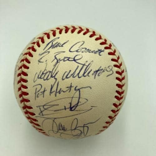 На 1990-те години с Екипа на Торонто Блу Джейс Подписа Официален договор с Американската лига на бейзбол - и Бейзболни