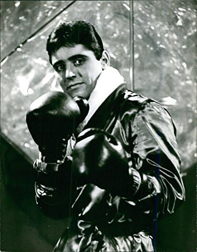 Винтажное снимка на Саша Дистеля, позирующего като боксьор и наблюдателя в камерата
