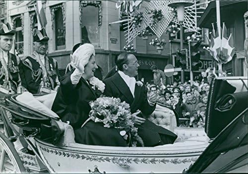 Реколта снимка на кралица Юлианы и нейният съпруг принц Бернард, покрай тълпата.