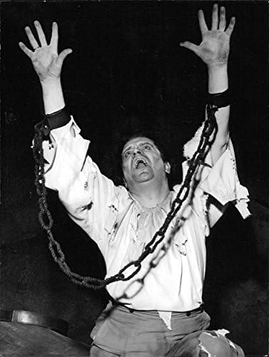 Реколта снимка Антон Дермота в пиесата, закованного в белезници.